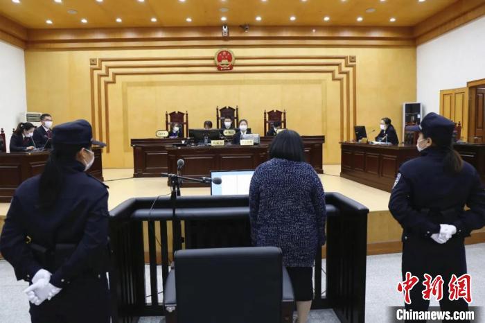 “90后”女子朋友圈“卖”出300万元口罩 获刑10年9个月