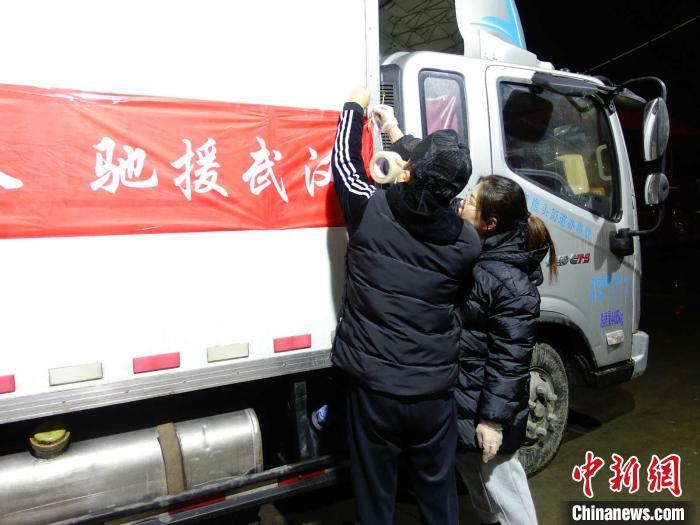 杭州女子700余公里驰援武汉：“要把猪肉亲自送到”