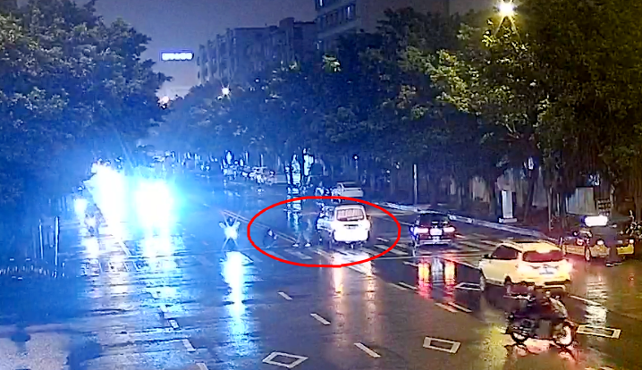 ?广西柳州男子雨夜中斑马线上被两车连撞身亡