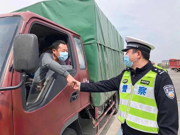 被困高速40多天的湖北司机终于回家：车被塞满了