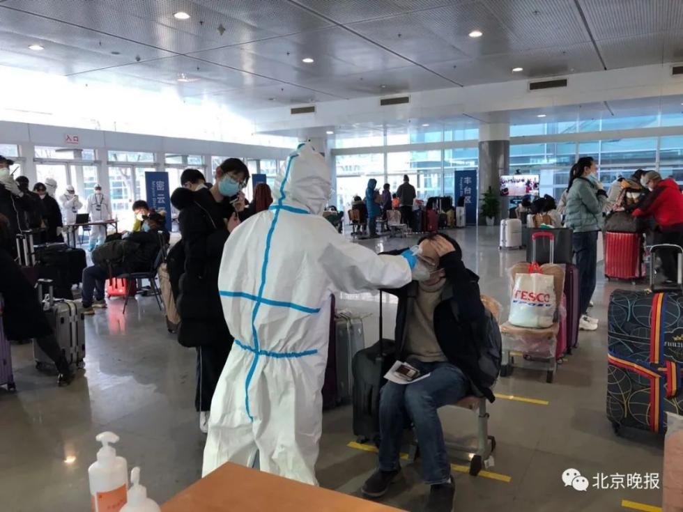 12岁男孩飞行20小时水米未进，北京东城医护人员这个举动暖心