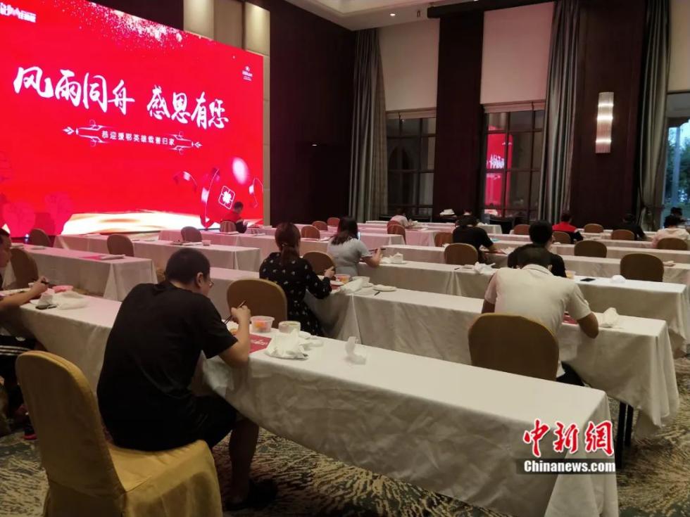 “白衣战士”终于可以休息了，隔离的日子他们在干啥？