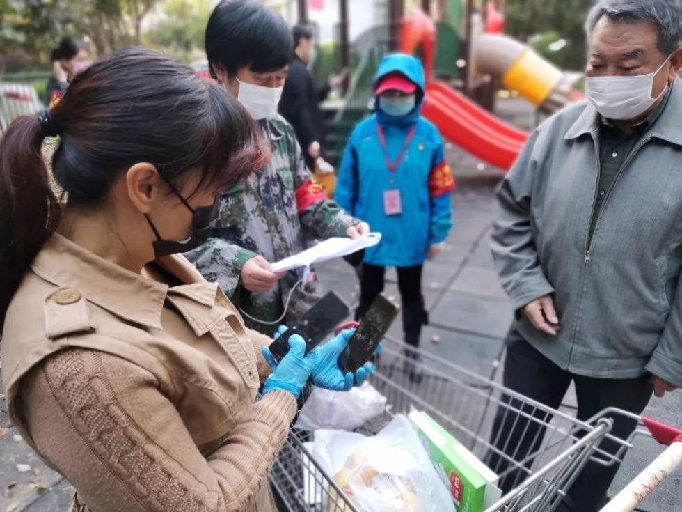 武汉无疫情小区居民可以下！楼！了！记者现场探访