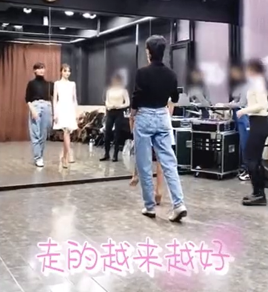 郑爽穿白裙踩高跟鞋上形体课 小瘦腰配漫画腿身材令人羡慕