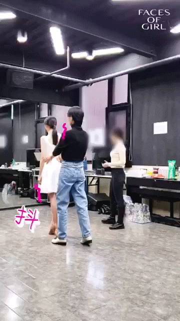 郑爽穿白裙踩高跟鞋上形体课 小瘦腰配漫画腿身材令人羡慕