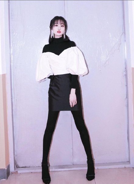 郑爽穿白裙踩高跟鞋上形体课 小瘦腰配漫画腿身材令人羡慕