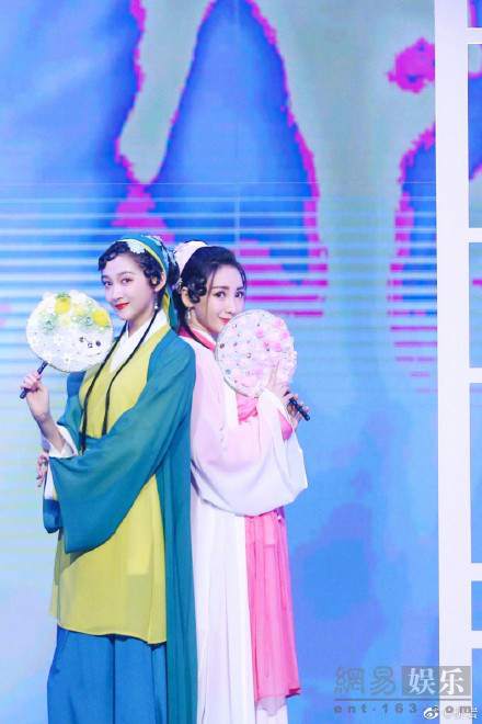 美如画！关晓彤柳岩扮青蛇白蛇舞姿曼妙