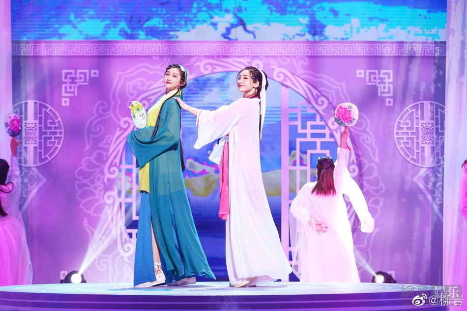 美如画！关晓彤柳岩扮青蛇白蛇舞姿曼妙