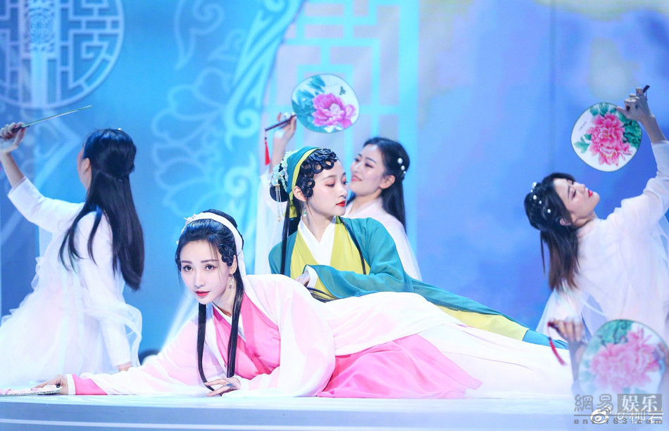 美如画！关晓彤柳岩扮青蛇白蛇舞姿曼妙