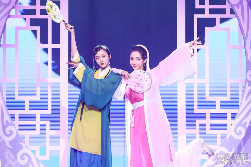 美如画！关晓彤柳岩扮青蛇白蛇舞姿曼妙