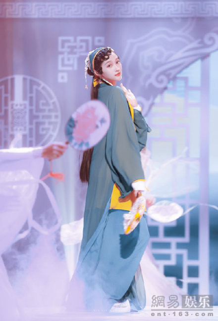 美如画！关晓彤柳岩扮青蛇白蛇舞姿曼妙