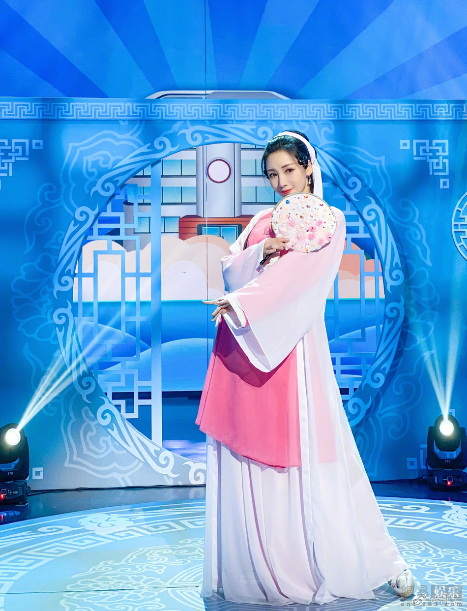 美如画！关晓彤柳岩扮青蛇白蛇舞姿曼妙