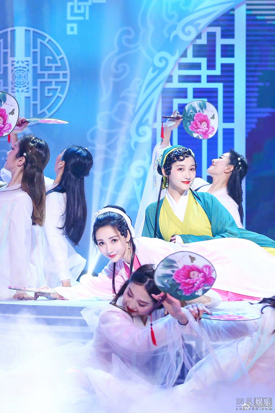 美如画！关晓彤柳岩扮青蛇白蛇舞姿曼妙