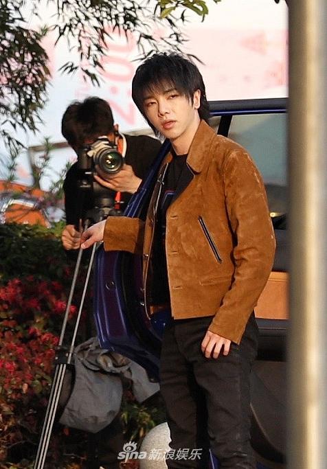 华晨宇现身《歌手》录制 穿棕外套搭马丁靴长腿吸睛