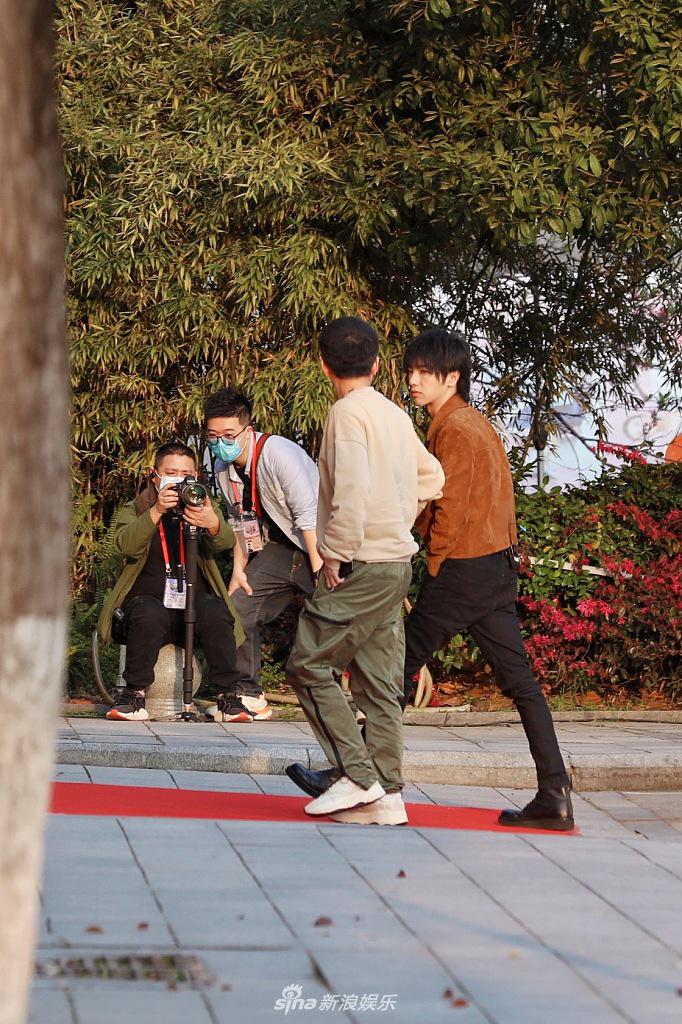 华晨宇现身《歌手》录制 穿棕外套搭马丁靴长腿吸睛