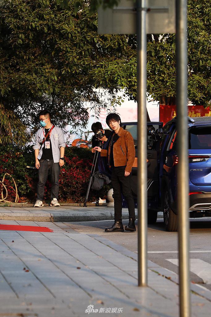 华晨宇现身《歌手》录制 穿棕外套搭马丁靴长腿吸睛