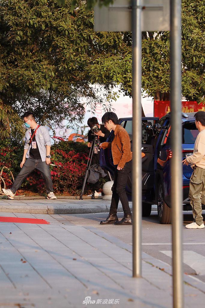 华晨宇现身《歌手》录制 穿棕外套搭马丁靴长腿吸睛