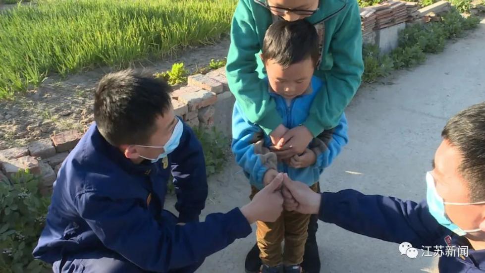 6岁男孩表白灭火消防员:我长大也想当消防员!他们的回应太暖心