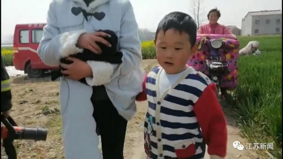 6岁男孩表白灭火消防员:我长大也想当消防员!他们的回应太暖心
