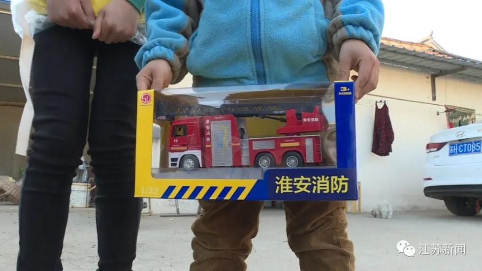 6岁男孩表白灭火消防员:我长大也想当消防员!他们的回应太暖心