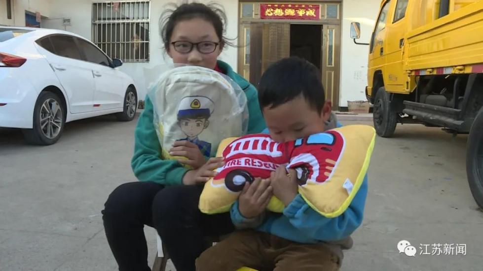 6岁男孩表白灭火消防员:我长大也想当消防员!他们的回应太暖心