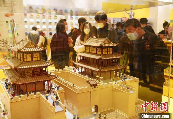 积木“魔法师”21万颗粒“铸”兰州黄河铁桥 再现丝路盛景