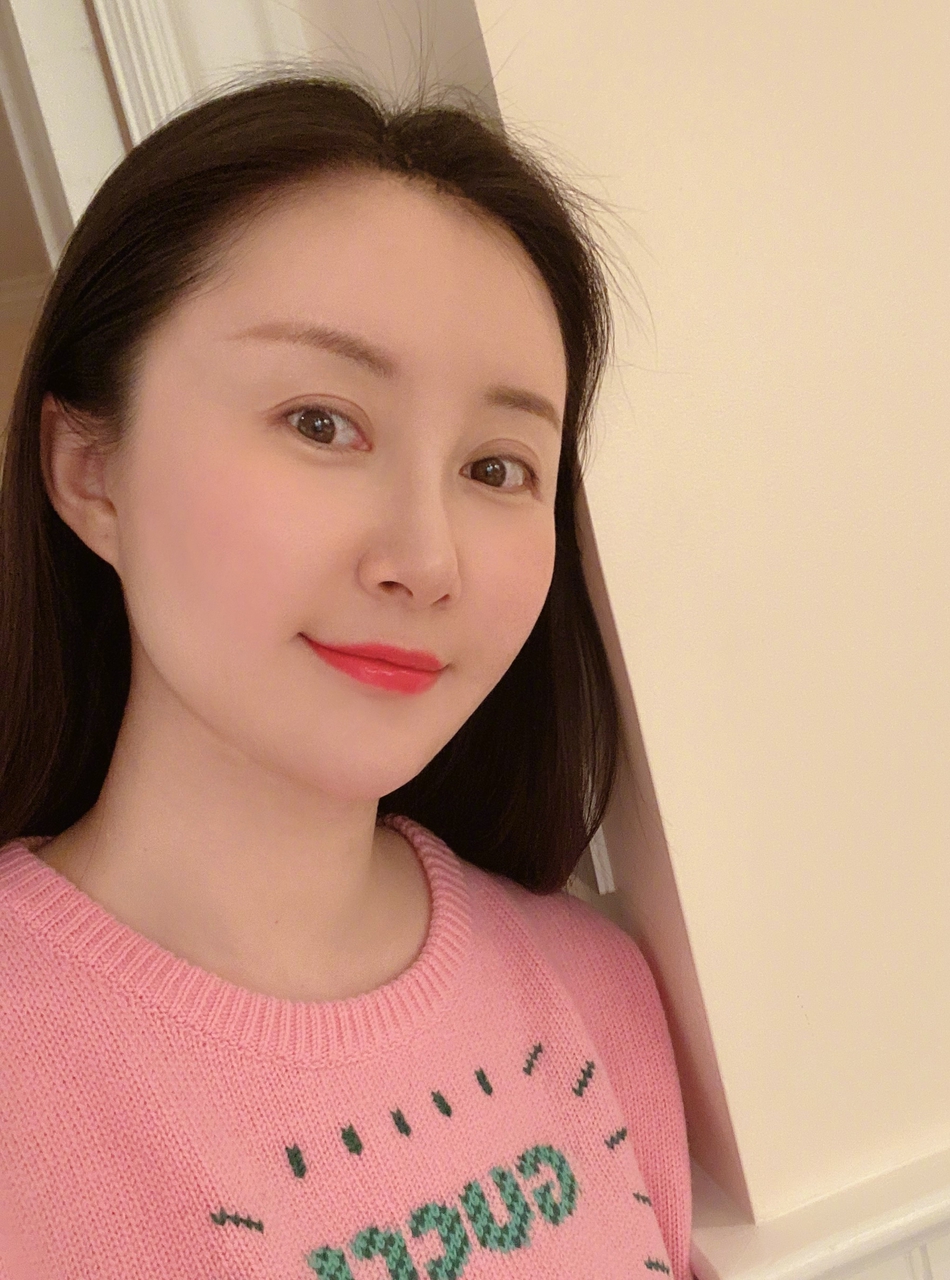 舒畅晒近照淡妆出镜 面色红润冻龄似少女