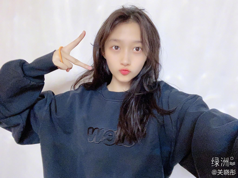 关晓彤晒素颜大眼自拍 皮肤白皙对镜嘟嘴比剪刀手