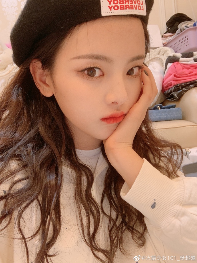 杨超越晒美照炫耀耳洞 梳蛋卷发型戴贝雷帽鬼马可爱