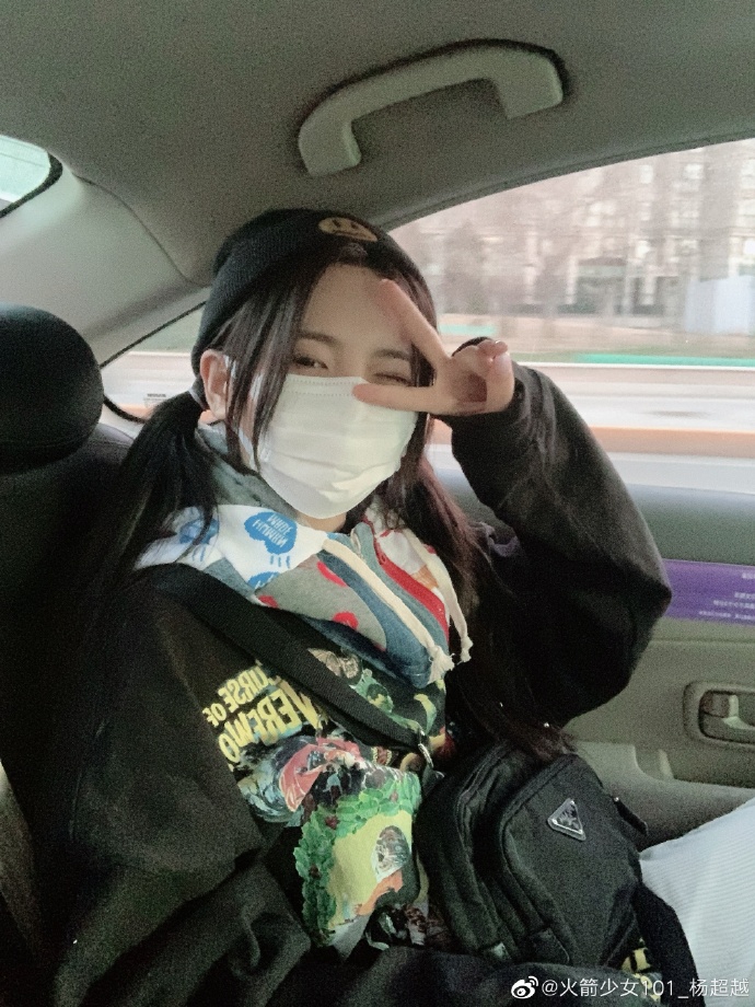 杨超越晒美照炫耀耳洞 梳蛋卷发型戴贝雷帽鬼马可爱