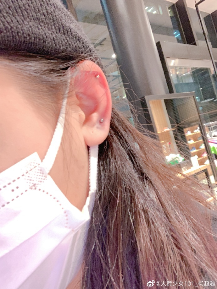 杨超越晒美照炫耀耳洞 梳蛋卷发型戴贝雷帽鬼马可爱