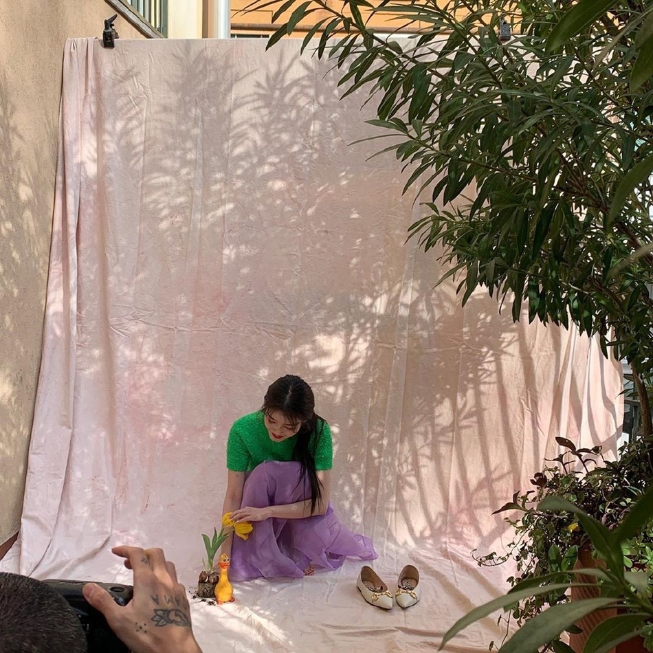 IU最新写真曝光化身森系少女 风格百变可盐可甜