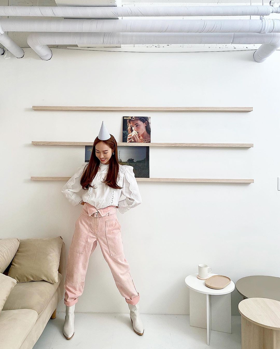 郑秀妍穿花边衬衫清新养眼 对镜花式摆pose俏皮可爱