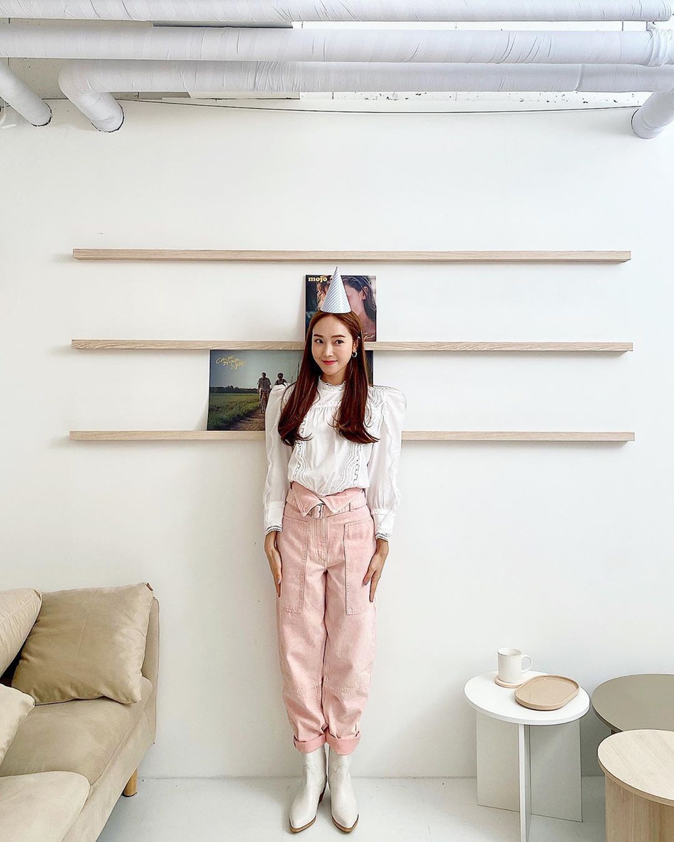 郑秀妍穿花边衬衫清新养眼 对镜花式摆pose俏皮可爱