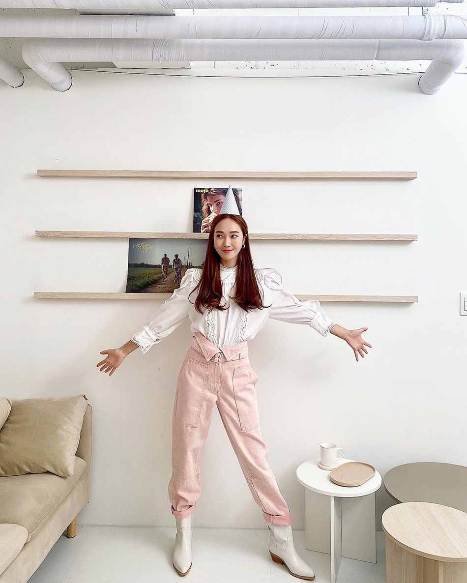 郑秀妍穿花边衬衫清新养眼 对镜花式摆pose俏皮可爱