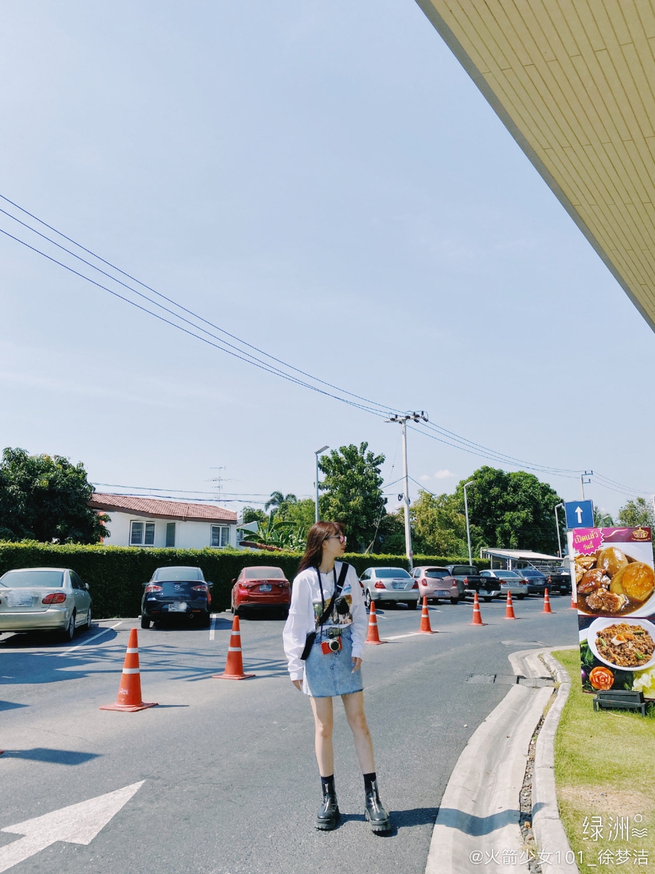 徐梦洁穿校服变乖巧学妹 边吃边玩心情好