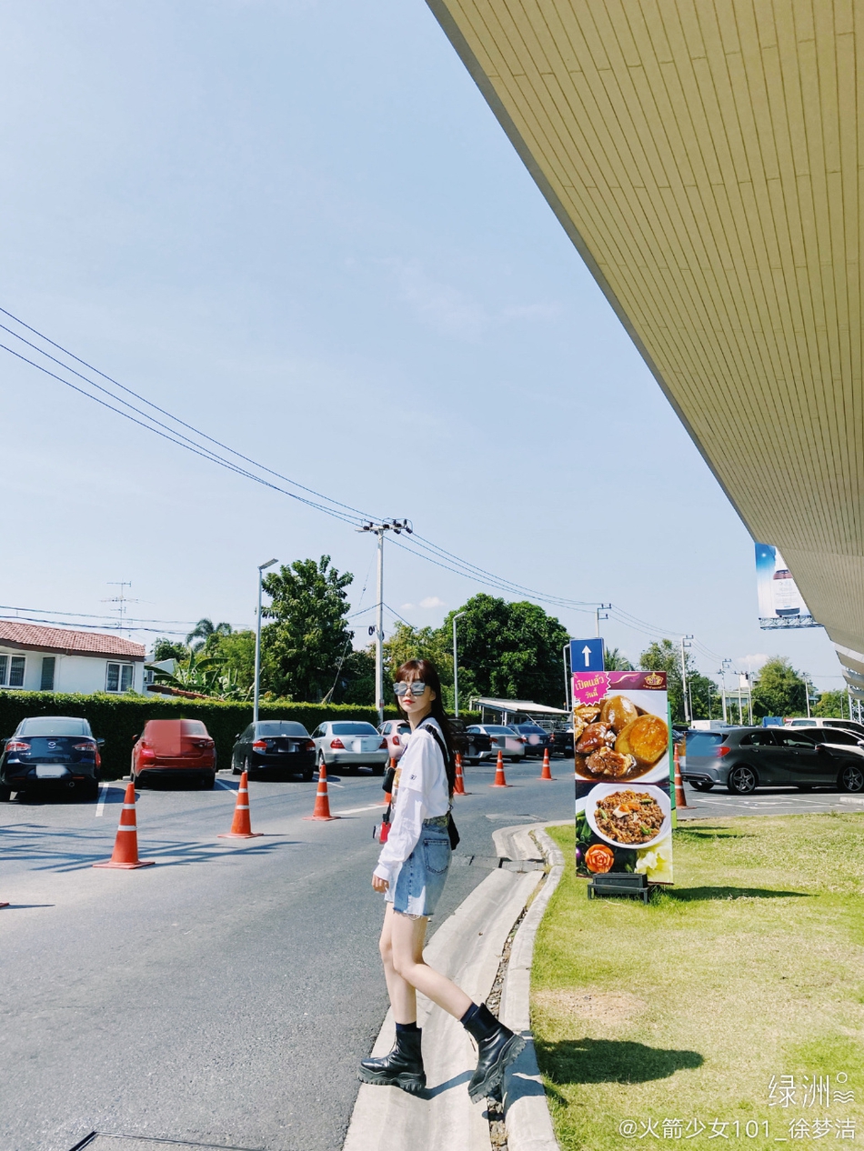 徐梦洁穿校服变乖巧学妹 边吃边玩心情好