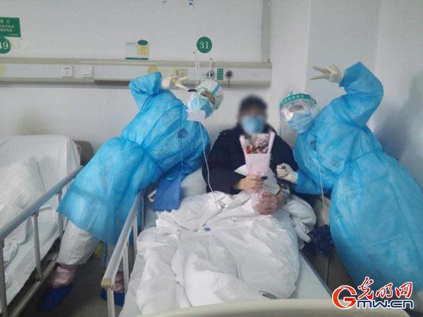一线医护日记：“刘爷爷，明年春天我一定再来武汉看您！”