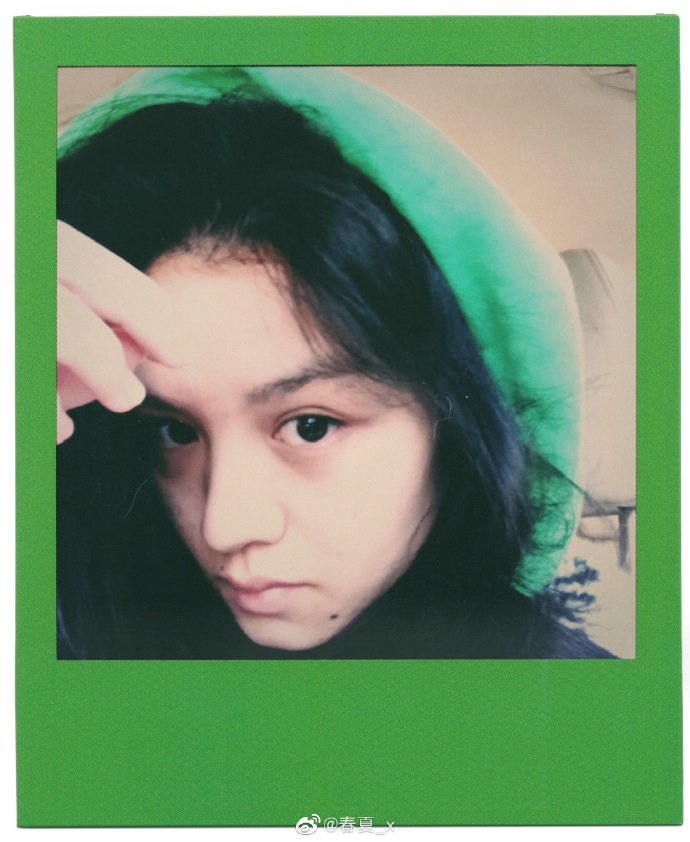 春夏穿连帽卫衣自拍表情搞怪 紫色绿色混搭配出新时尚