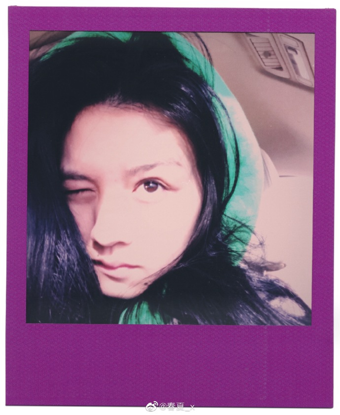 春夏穿连帽卫衣自拍表情搞怪 紫色绿色混搭配出新时尚