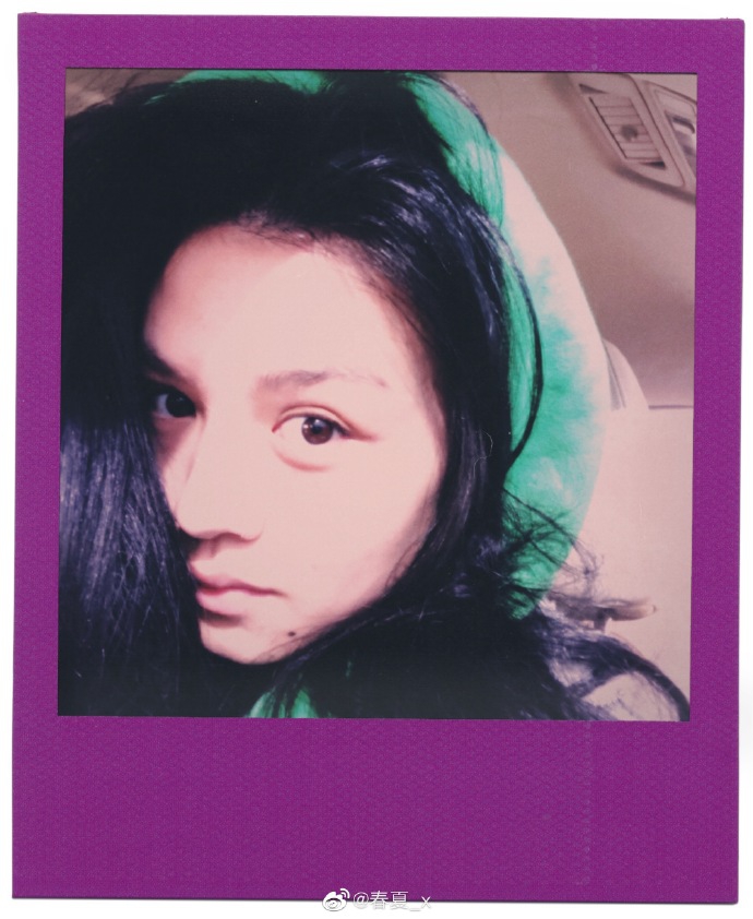 春夏穿连帽卫衣自拍表情搞怪 紫色绿色混搭配出新时尚