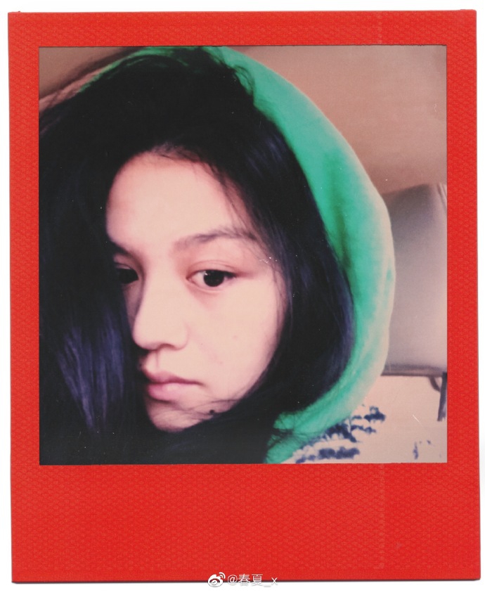 春夏穿连帽卫衣自拍表情搞怪 紫色绿色混搭配出新时尚