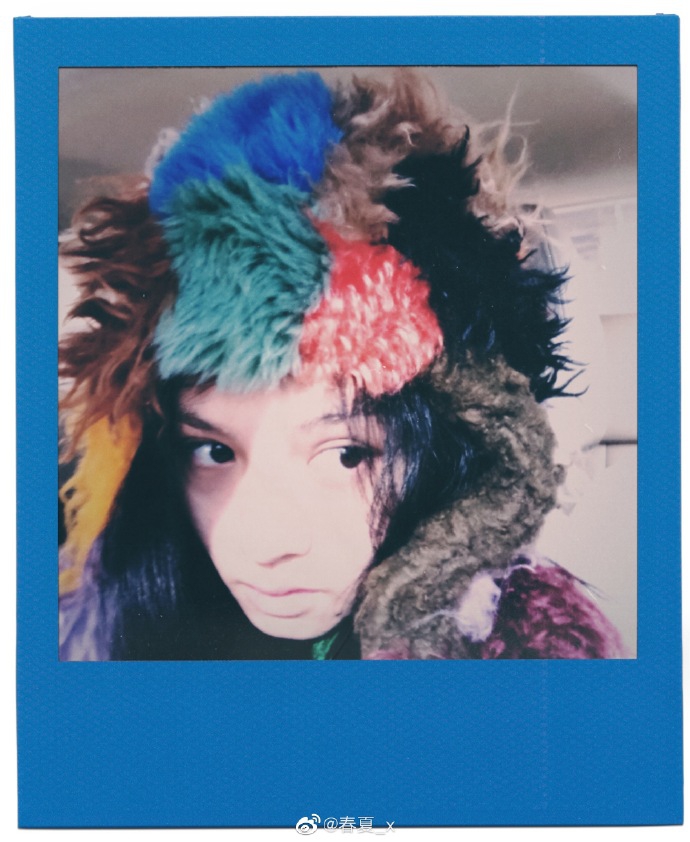 春夏穿连帽卫衣自拍表情搞怪 紫色绿色混搭配出新时尚