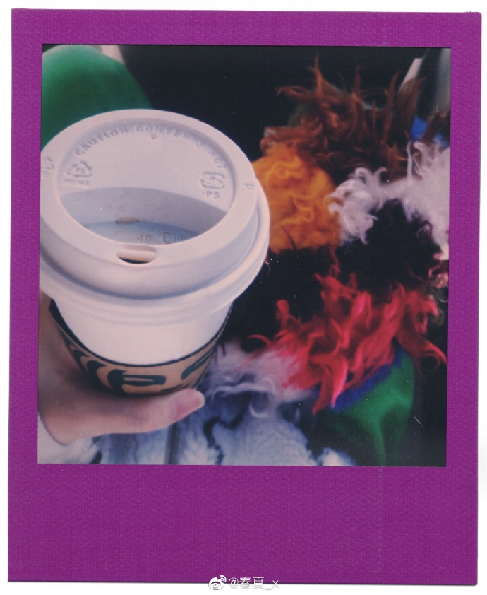 春夏穿连帽卫衣自拍表情搞怪 紫色绿色混搭配出新时尚