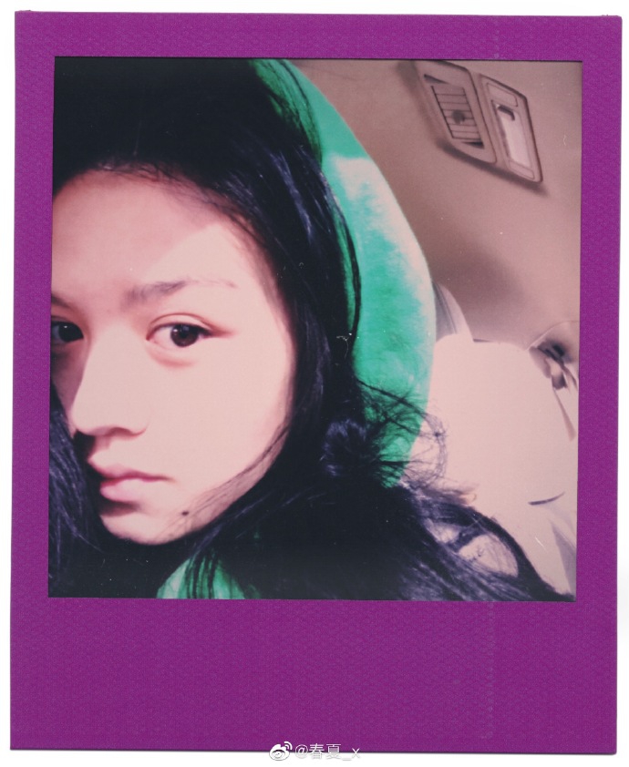 春夏穿连帽卫衣自拍表情搞怪 紫色绿色混搭配出新时尚