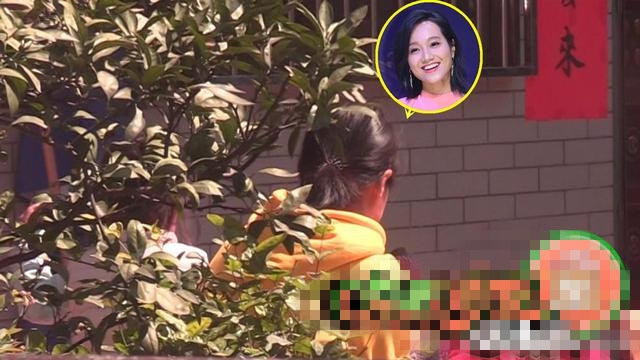 朱丹一家回乡探亲 周一围睡眼惺忪头发凌乱