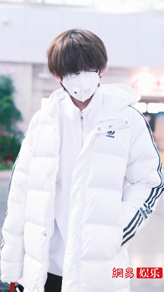 胡春杨戴双层口罩现身机场 穿白色羽绒服上演心动撩发杀