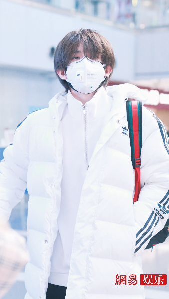 胡春杨戴双层口罩现身机场 穿白色羽绒服上演心动撩发杀