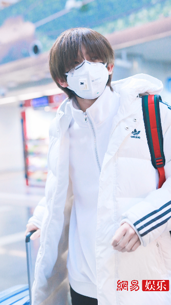 胡春杨戴双层口罩现身机场 穿白色羽绒服上演心动撩发杀