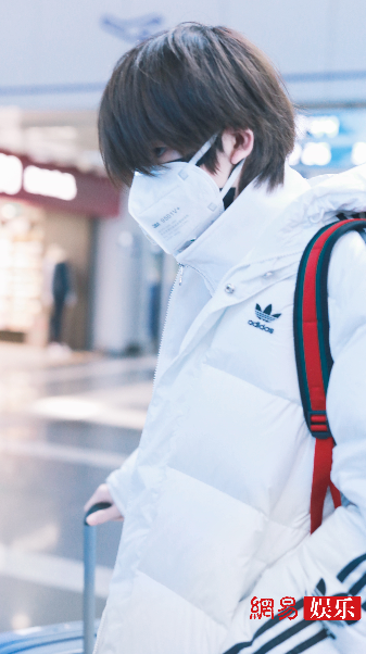胡春杨戴双层口罩现身机场 穿白色羽绒服上演心动撩发杀
